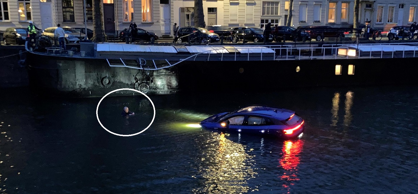 Belçika’nın Gent şehrinde bir otomobil su kanalına düştü.