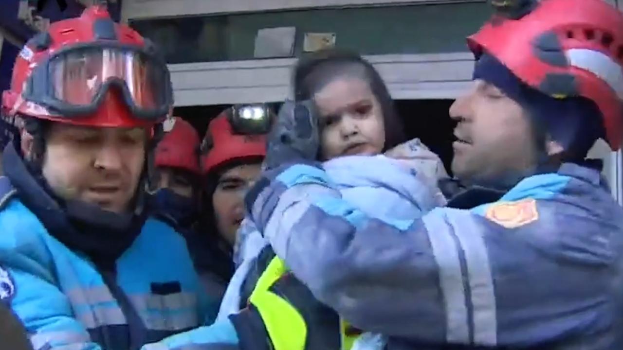 Enkaz altında bebeğini emziren anne Masal bebeği hayatta tutmayı başardı