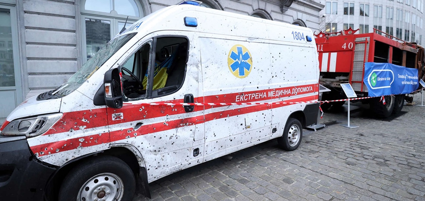 Belçika’nın başkenti Brüksel’de Ukrayna’da savaşta zarar gören acil servis araçları sergileniyor