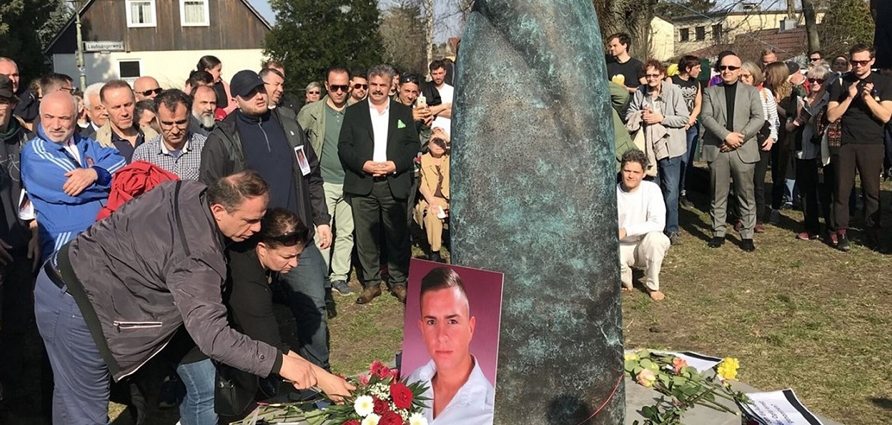 Türk genci için dikilen anıta ırkçı saldırı