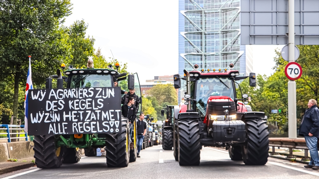 Brüksel’de çiftçiler hükümetin tarım politikalarına karşı traktörleriyle protesto düzenledi