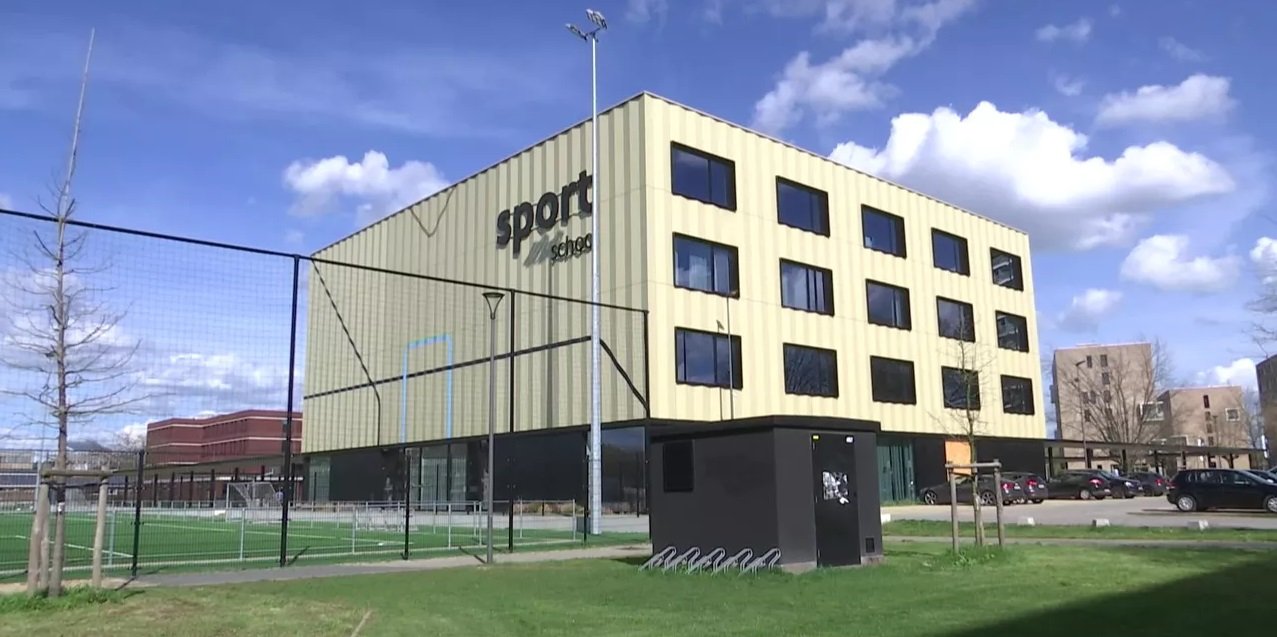 Belçika The Hasselt spor okulunda ırkçı ve homofobik paylaşımlar yaptıkları iddiasıyla 8 öğretmen açığa alındı.