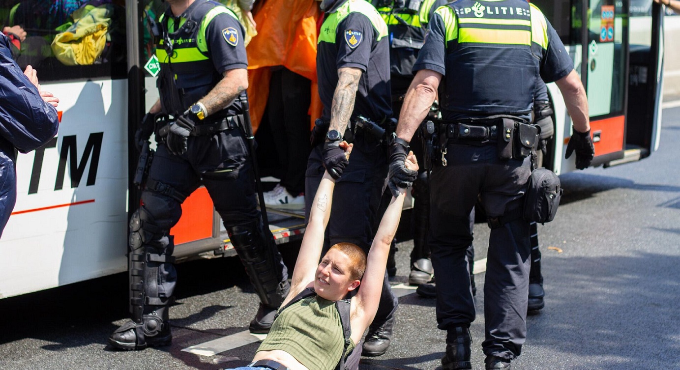 Hollanda’da yolu kapatarak eylem yapan çevreciler gözaltına alındı