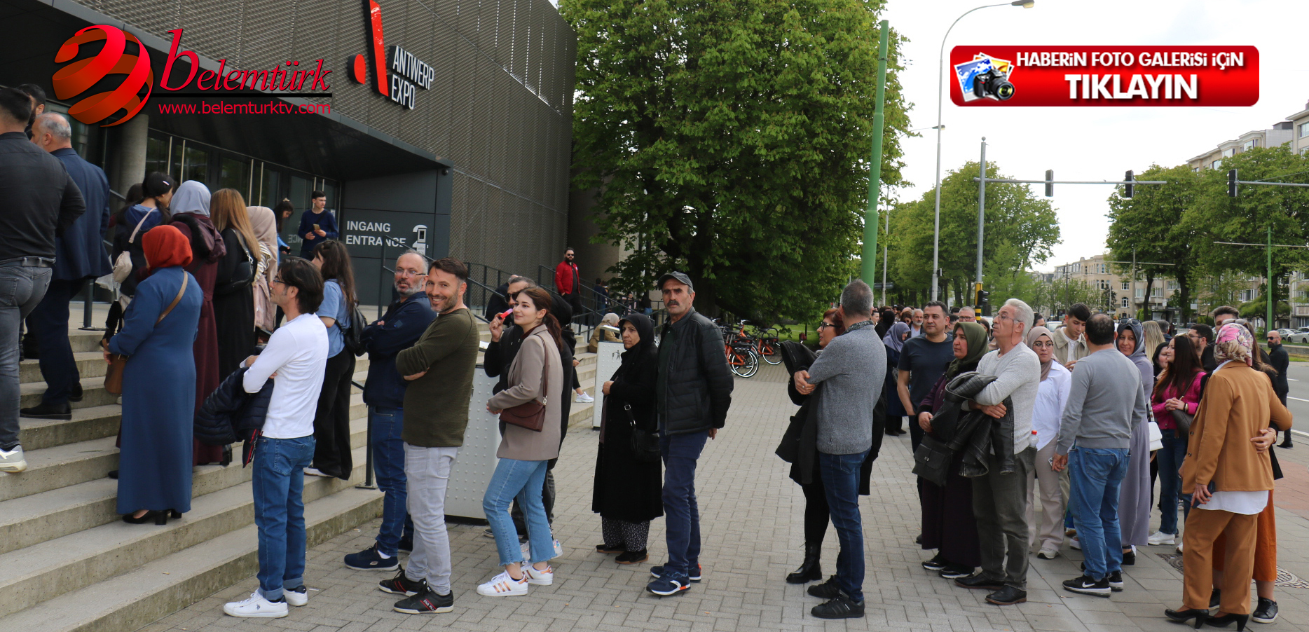 Belçikalı Türk seçmenler oy kullanmak için sandıklarda uzun kuyruklar oluşturuyor