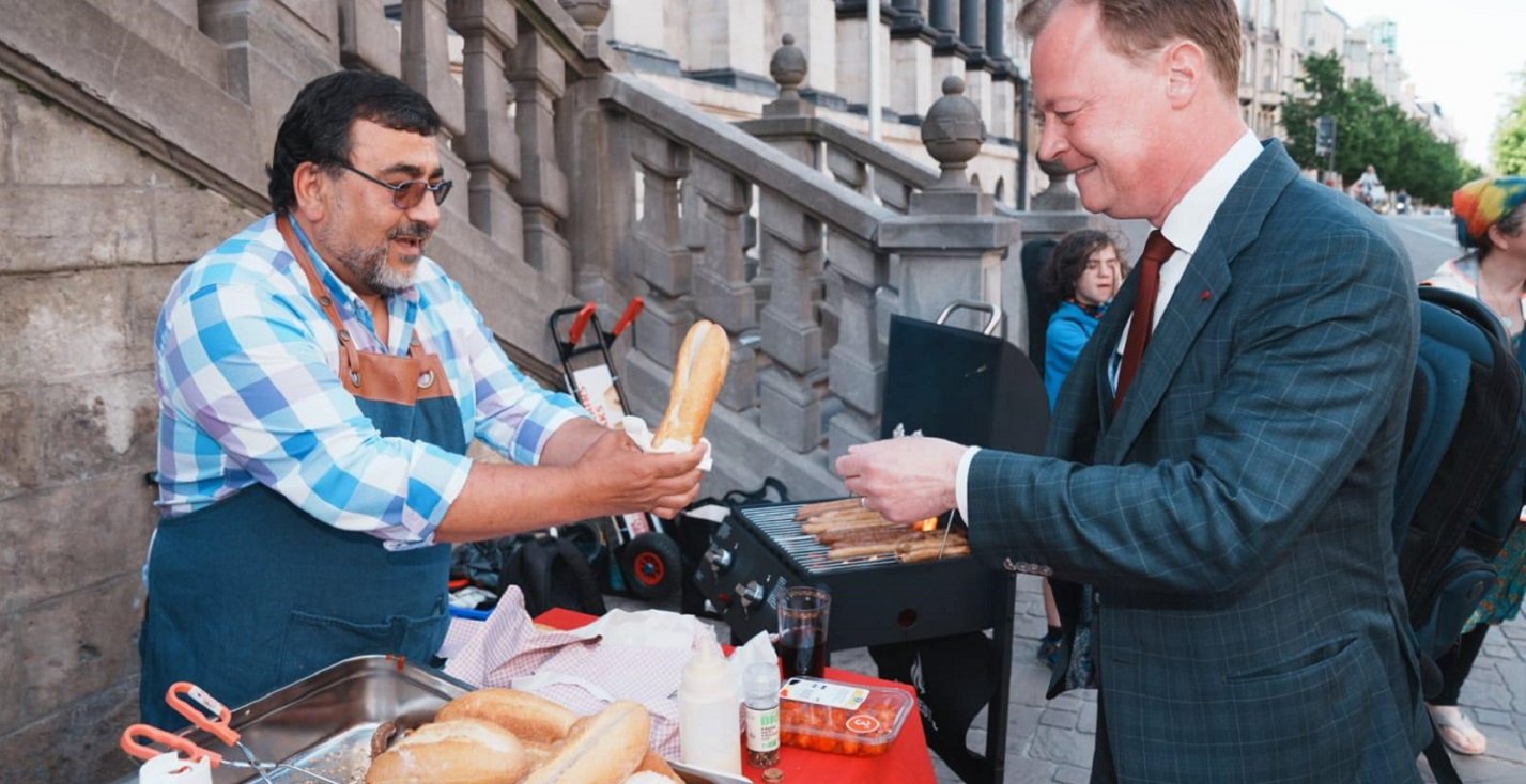 Gent meclis üyesi Kalaz, barbekü yasağını protesto etmek için belediye binası önünde mangal yaptı