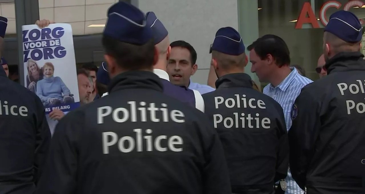 Belçika’da aşırı sağcı parti Vlaams Belang lideri polis tarafından tokatlandı