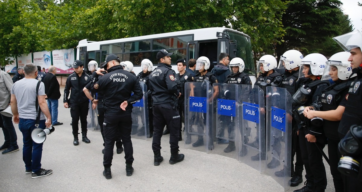 Eskişehir’de izinsiz basın açıklaması yapmak isteyen gruba müdahale