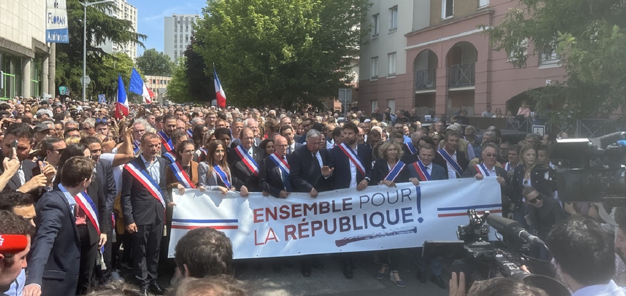 Fransa’da belediye başkanının evine yapılan saldırı protesto edildi