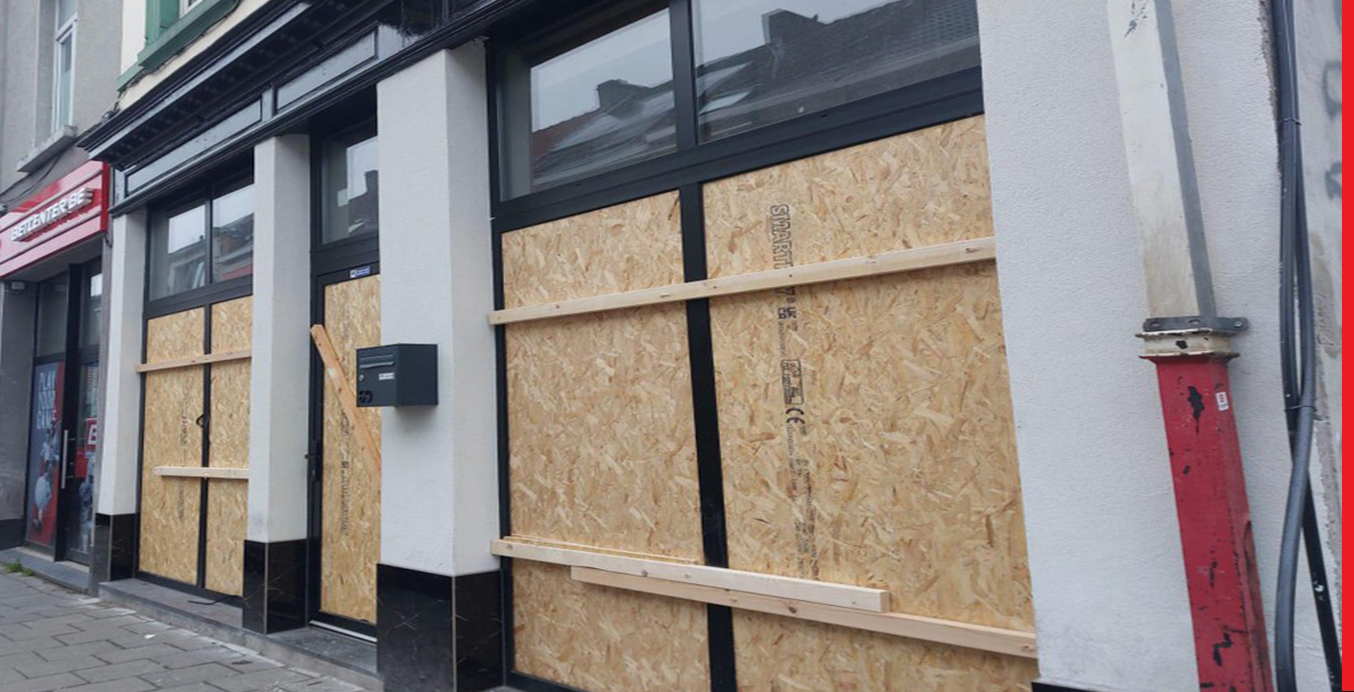 Belçika’nın Gent şehrinde maskeli bir grup dün akşam kürtlere ait bir kafeyi hedef aldı