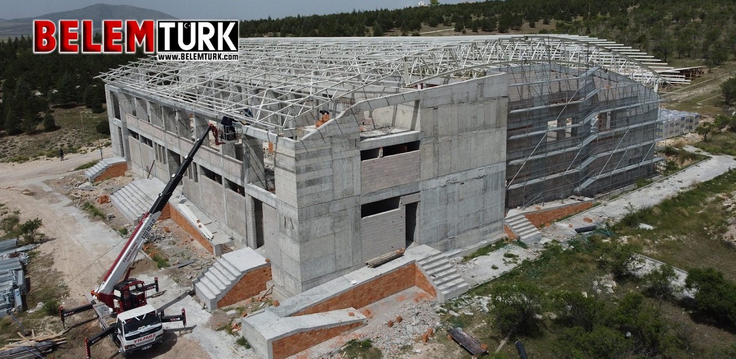 Emirdağ kapalı spor salonu’nda çalışmalar hız kesmeden devam ediyor