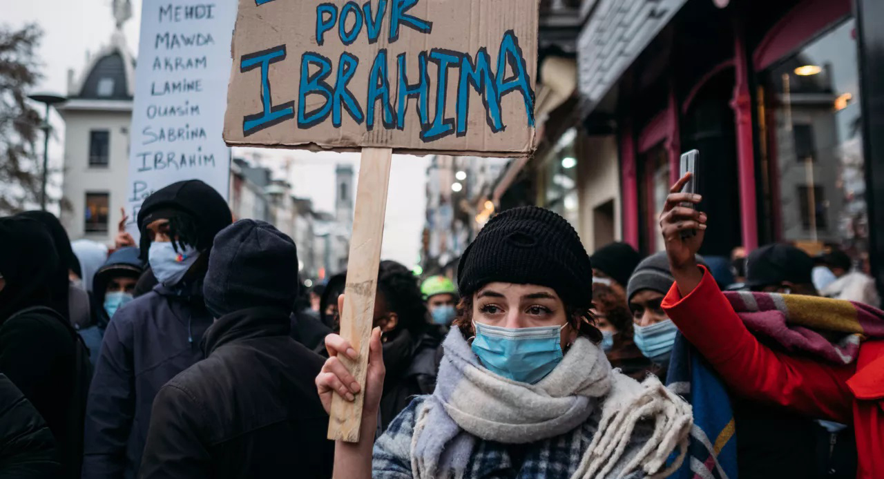 Brüksel’de polis karakolunda ölen adamın davasında 3 polis suçlu bulundu