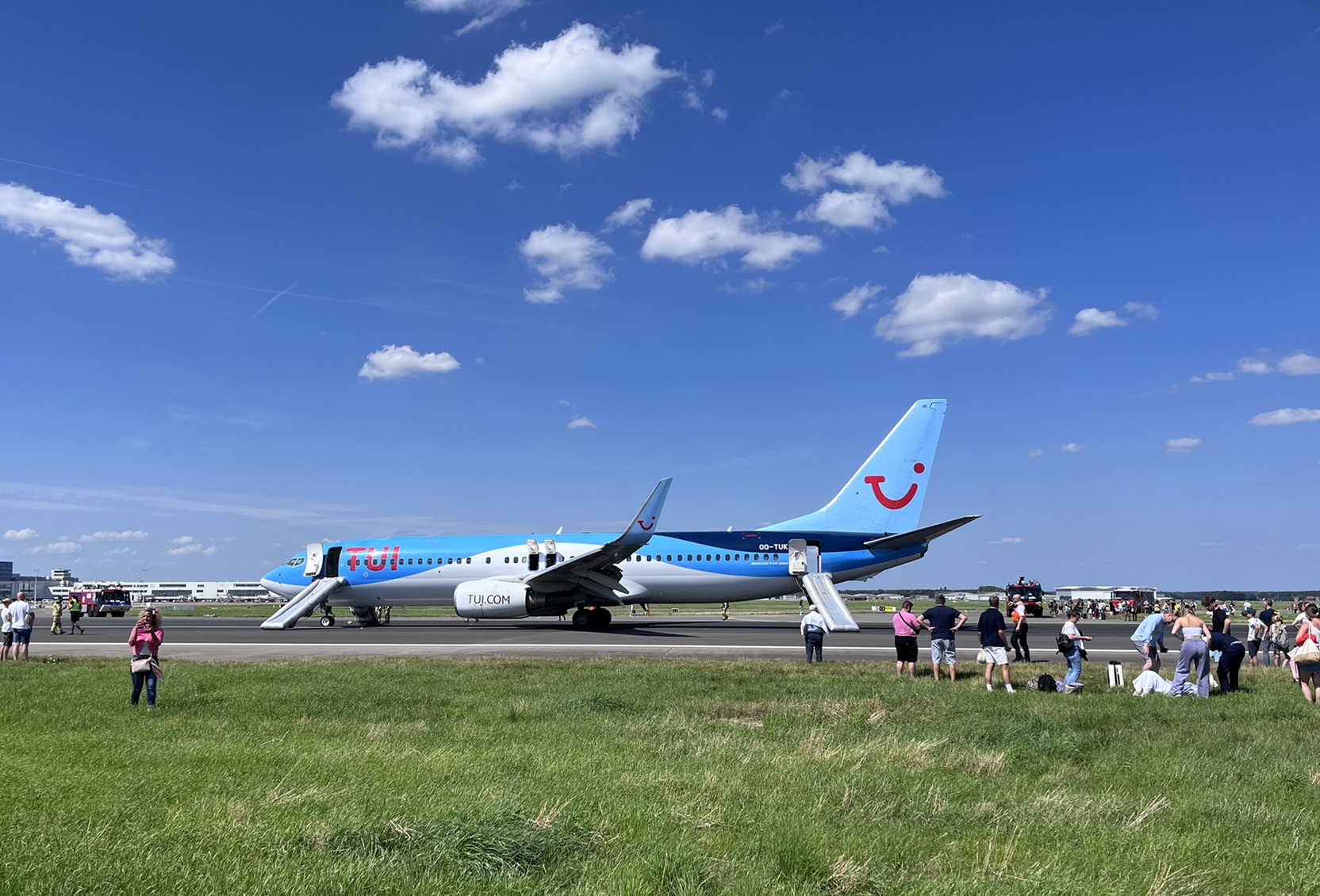 Brüksel Havalimanı’na zorunlu iniş yapan uçağın yolcuları tahliye edildi