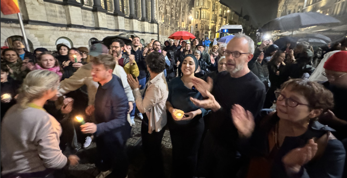 Gent belediye binası önünde gergin bir pazartesi akşamı