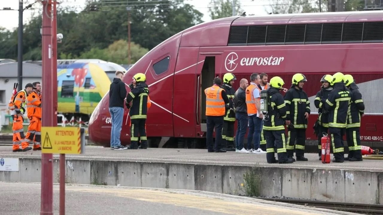 Avrupa Parlamentosu milletvekillerini taşıyan tren patlama nedeniyle boşaltıldı