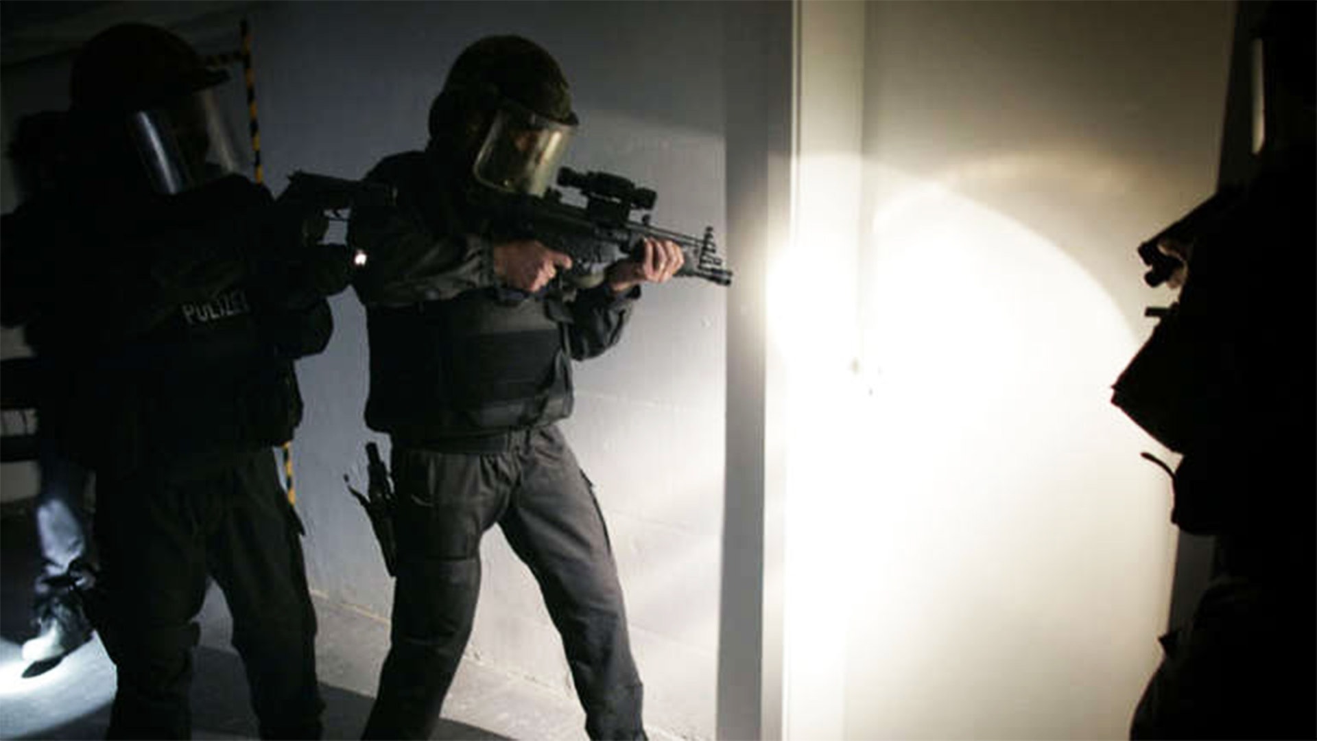 Türk aileye yanlışlıkla gece yarısı baskını