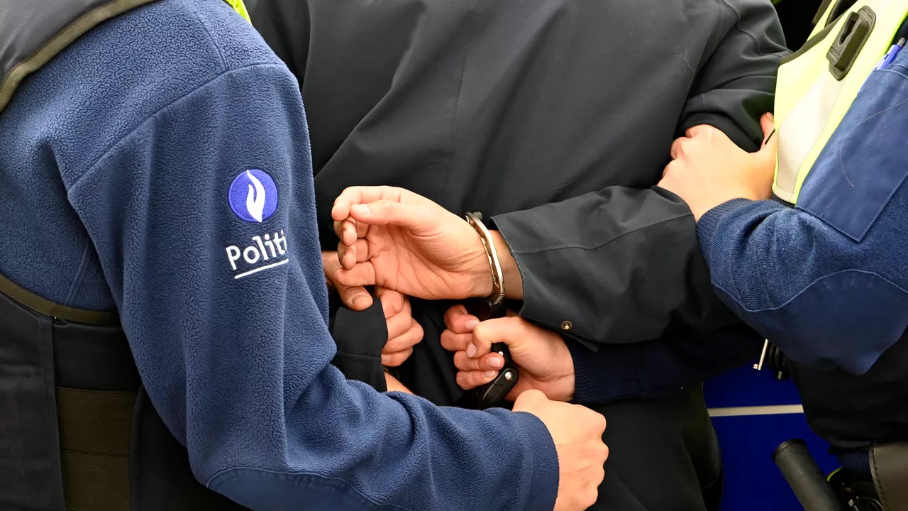 Belçika’da 2 yıldır aranan 27 yaşındaki kaçak suçlu Anvers’te yakalandı