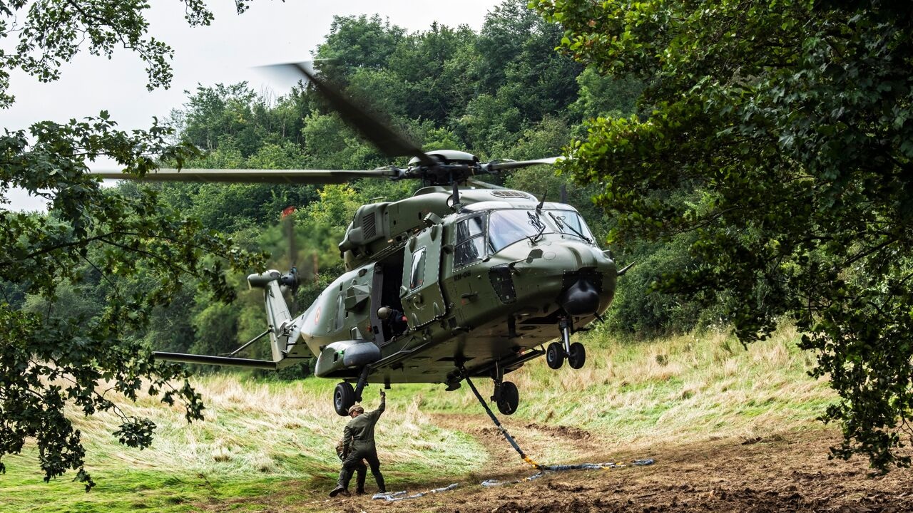 Belçika ordusuna ait bir helikopter elektrik gerilim hattına çarptı