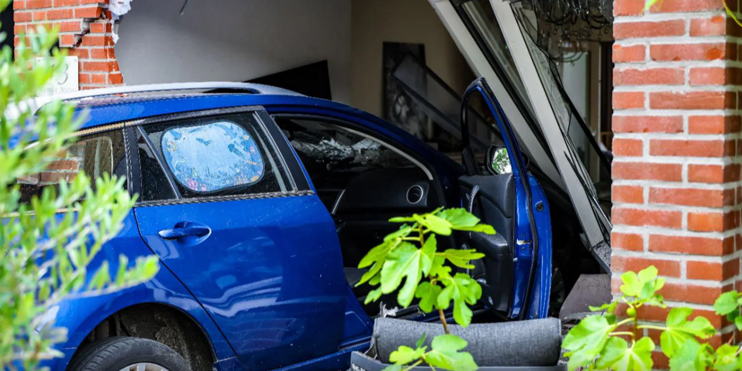 Hollandalı baba, 11 yaşındaki kızına direksiyonu verdi, küçük kız arabayla eve girdi