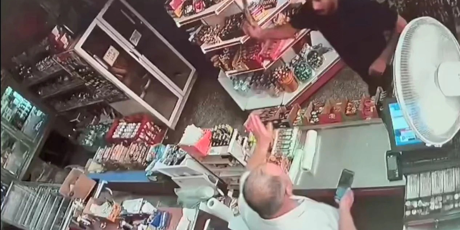 Eskişehir’de bir müşteri market sahibine palayla saldırdı