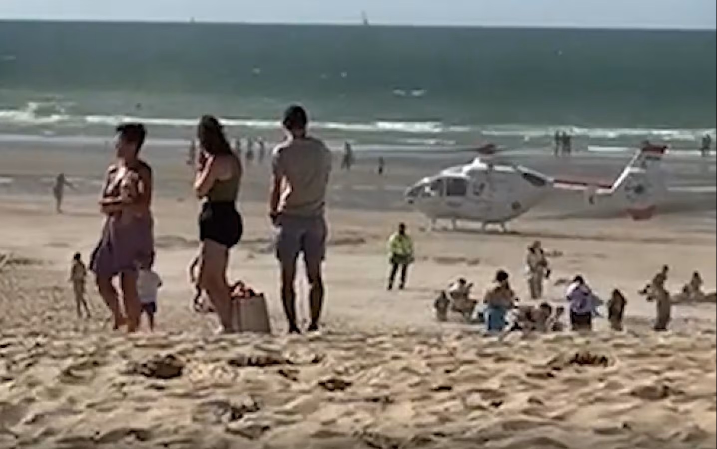 Belçika’da plajda rahatsızlanan hamile kadına,helikopterle getirilen ebe müdahele etti