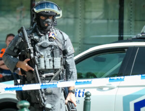 Brüksel’de sivil polis müfettişi, bir kavgaya müdahele ederken bıçaklandı