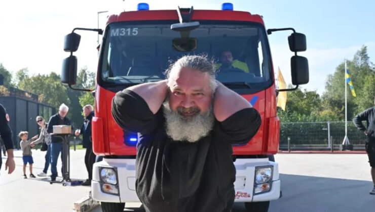 Mustafa, sadece saçlarını kullanarak 10 ton itfaiye aracını çekmeyi başardı
