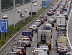 Belçika Güvenlik Enstitüsü Vias’a göre, sürücülerin yarısı trafikte acil geçiş koridoru kuralını bilmiyor