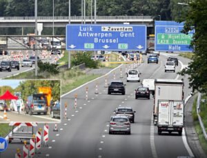 Belçika’da bir trafik levhasının arkasına iple asılmış bir erkek cesedi bulundu