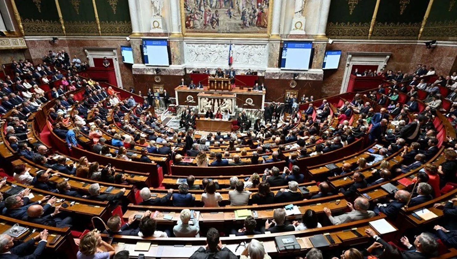 Fransa’da güvenoyu alamayan hükümet düştü