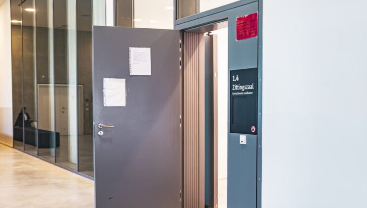 Belçika’nın Gent şehrinde bir avukatın müvekkilinin başında bitlerin hareket ettiğini görmesi duruşmanın ertelenmesine yol açtı