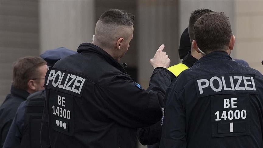 Almanya’da ırkçı içerik paylaşmakla suçlanan polislerin cep telefonlarına el konuldu