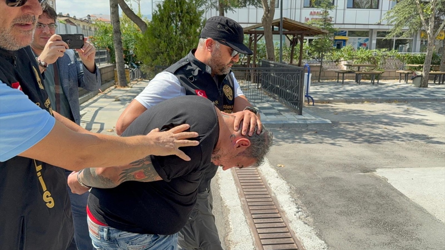 Afyonkarahisar Valisi Yiğitbaşı’na sosyal medyadan hakaret eden şüpheli Antalya’da yakalandı