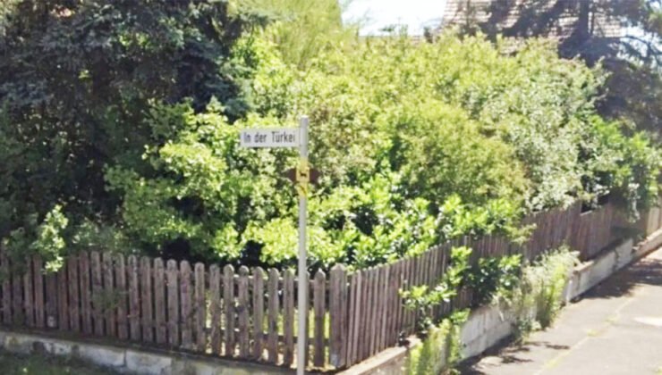 Almanya’da Türkiye sokağının tabelasını çaldılar