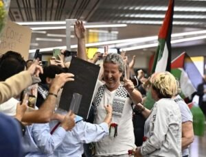 Belçika’ya dönen Gazze’ye yardım filosunun üyeleri, “Herkese hayvan gibi davranıyorlar”