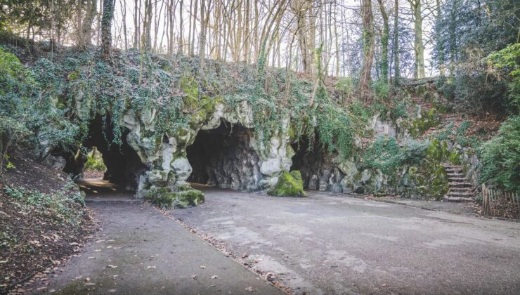 Belçika’nın Gent şehrindeki Citadel Park’ta bir genç zorla para çekmeye zorlandı