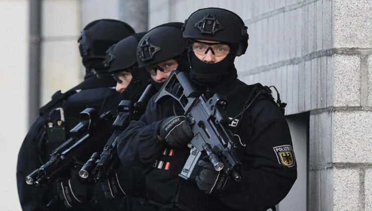 Almanya’da 200 polisin katıldığı operasyonda büyük bir cephanelik deposu bulundu