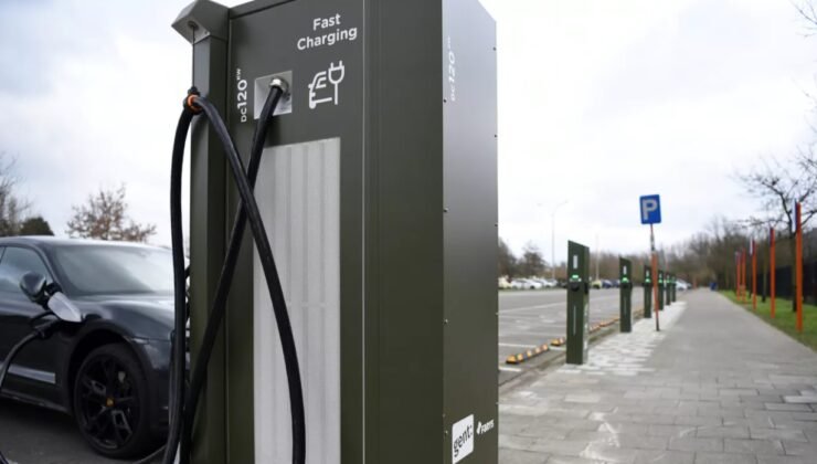 Gent şehrinde şarj istasyonlarında arabasını 4 saatten fazla bırakanlar artık ücret ödeyecek