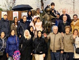 Dünya Gülümseme Günü’nde Brüksel’deki Nasrettin Hoca heykeli temizlendi