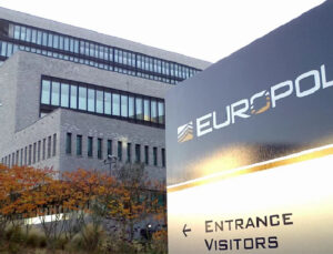 Belçika, İtalya ve İspanya’da düzenlenen operasyonlarda lüks araç hırsızlık şebekesi çökertildi