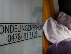 Belçika’nın Anvers şehrinde bebek kutusuna bırakılan istenmeyen bir bebek daha bulundu