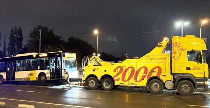 Belçika’da polis, plakası ve ruhsatı başka bir araca ait olan De Lijn otobüsüne el koydu