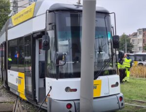 Belçika’nın Anvers şehrinde tramvayın raydan çıkması sonucu iki kişi yaralandı
