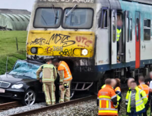 Belçika’da hemzemin geçişte tren otomobile çarptı