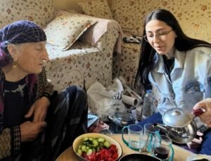 Emirdağ’da yaşlı gönüllere dokunan örnek buluşma