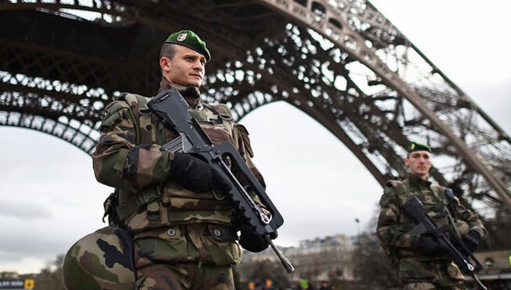 Fransa, önümüzdeki yazdan itibaren gönüllü askerlik hizmetini hayata geçirmeyi planlıyor.
