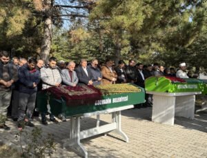 Yedikleri yemekten zehirlenerek ölen gurbetçi anne ve iki çocuğu Afyonkarahisar’da defnedildi