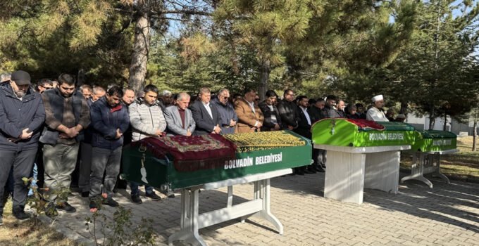 Yedikleri yemekten zehirlenerek ölen gurbetçi anne ve iki çocuğu Afyonkarahisar’da defnedildi