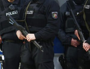 Almanya’da polis, 12 yaşındaki işitme engelli bir kızı silahla vurdu