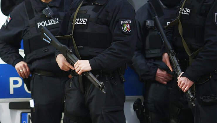 Almanya’da polis, 12 yaşındaki işitme engelli bir kızı silahla vurdu
