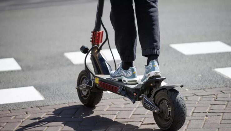 Belçika’da elektrikli scooter’dan düşen kadın ağır yaralandı